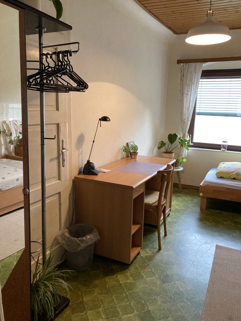 Arbeitsplatz im Zweitbettzimmer im Haus Anima-rie